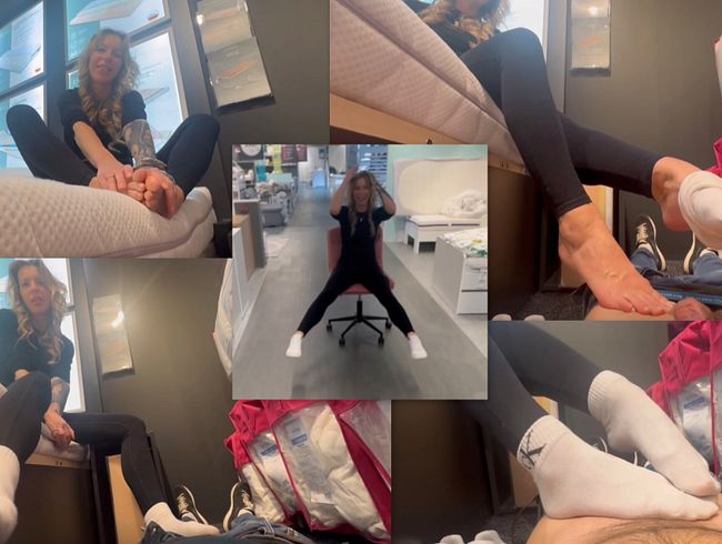 Download: Mia_Engel_Official - B.i.T.c.H.Y. Footjob Im Möbelhaus zwischen Matratzen & Kassenbereich