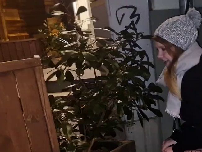 Download: MichelleVibes18 - !OMG! Mein erster Clip! Pippi Pause Weihnachtsmarkt Public