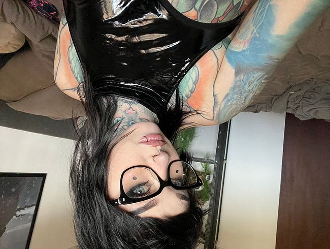 Download: Micky-Bottenberg - Latexschlampe fickt sich zum Orgasmus für dich.