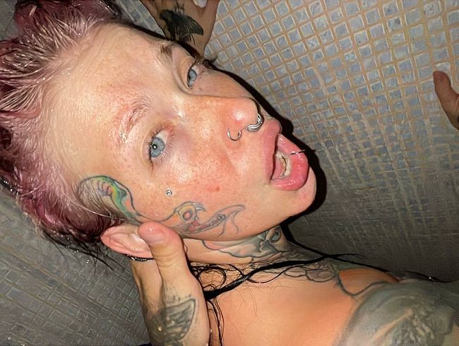 Download: Micky-Bottenberg - Duschsex mit Orgasmus lustiger Gothschlampe