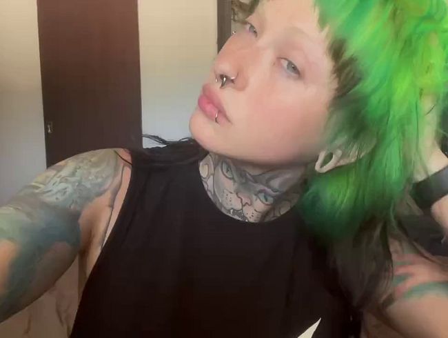 Download: Micky-Bottenberg - Gothgirl in Lust: Grüne Haare, heißer Dildo & versautes Geflüster