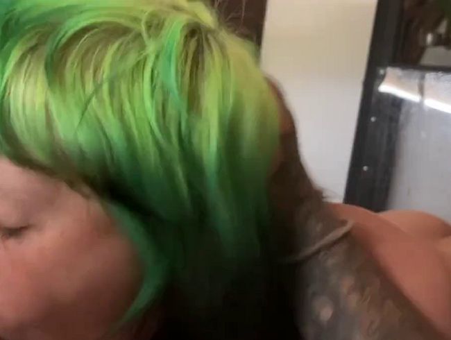 Download: Micky-Bottenberg - Blasefreudiger Schlampe saugt an deinem Schwanz! Während du mit ihrem Arsch spielst.