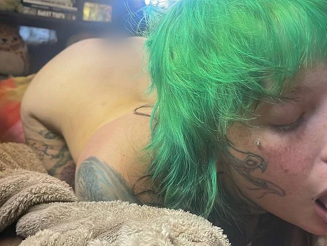 Download: Micky-Bottenberg - Grün Haarige Goth Schlampe saugt deinen Schwanz leer