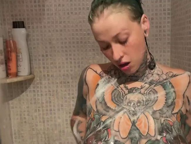 Download: Micky-Bottenberg - Twerk Schlampe fickt sich unter der Dusche für Daddy