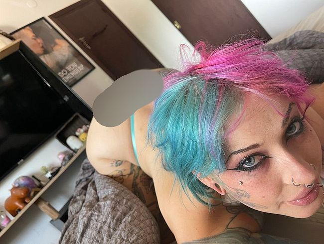 Download: Micky-Bottenberg - Gothschlampe mit Tangaarsch lutscht deinen Schwanz