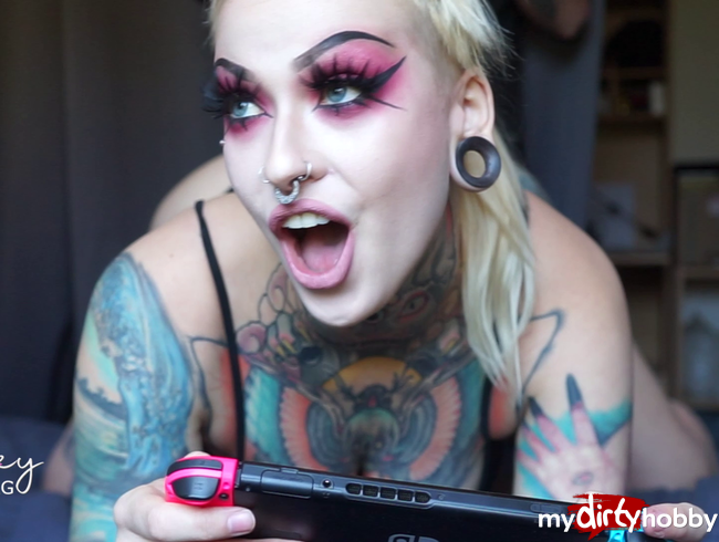 Download: Micky-Bottenberg - Gamergirl GEFICKT! - Beim zocken zum Ograsmus gefickt.