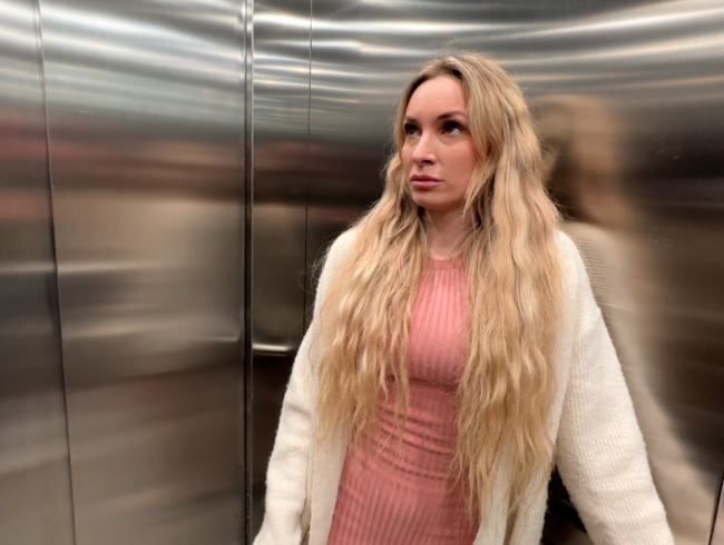 Download: Micky_Muffin - Nachbarn Im Fahrstuhl gefickt!