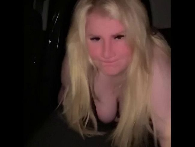 Download: MiiniShellyX - Geiler Carsex ? wir wurden fast erwischt !!!! Outdoor ist geil