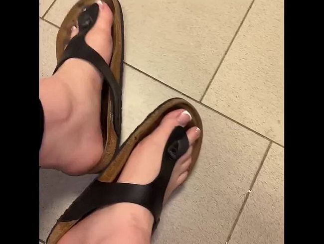 Download: MiiniShellyX - Fußfetisch Video in Birkenstocks ! Mein Partner besamt mir die Füße und Schuhe