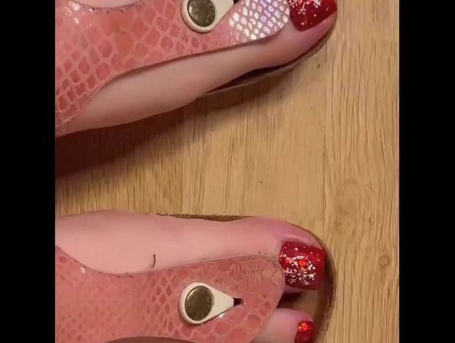 Download: MiiniShellyX - Birkenstock gefunden und Weihnachtlicher Footjob mit Mega Spermaladung