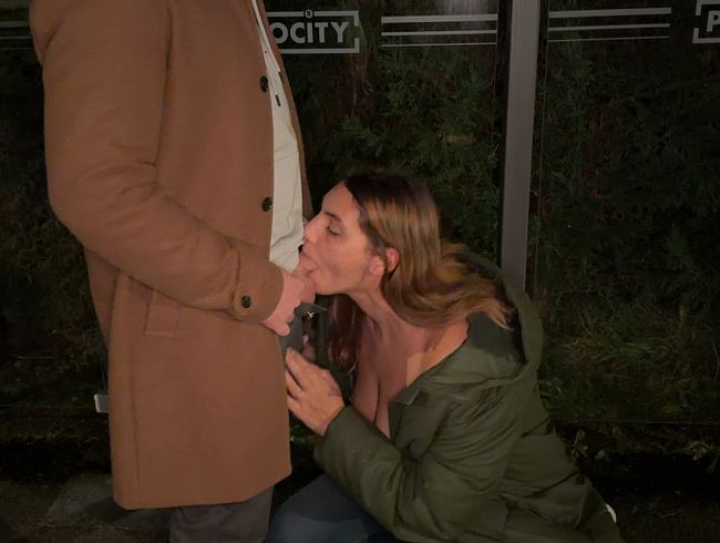 Download: Mila-Hase - Soll ich dir hier einen BLASEN? PUBLIK! BLASEN direkt an der BUS­HALTESTELLE! WTF – alle schauen zu!