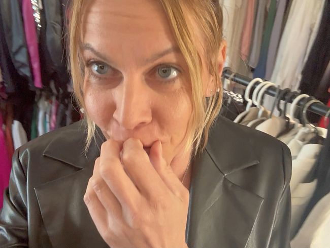 Download: Miley-Weasel - Fuck !! Verkäufer ewirscht mich im Laden mit Dildo im Arsch !!