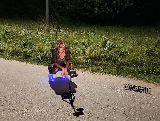 Download: Miley-Weasel - Er folgt mir !! Krasser gehts nicht!! Fremder Trucker fickt mich mitten auf der Strasse !!