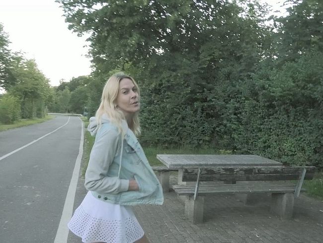 Download: Miley-Weasel - Blonde Schlampe schnell auf dem Parkplatz gefickt !!