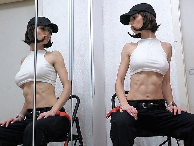 Download: Mineaxx - sexy Handwerkerin masturbiert mit Werkzeugen in Arsch und Pussy