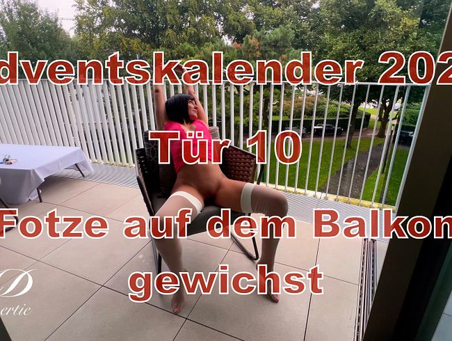 Download: Miss-Doertie - Tür 10 - Fotze auf dem Balkon gewichst