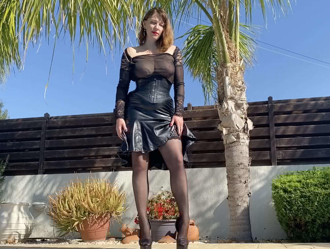 Download: MissAdrastea - Notgeil bei Fuss, Nylonschnueffler!