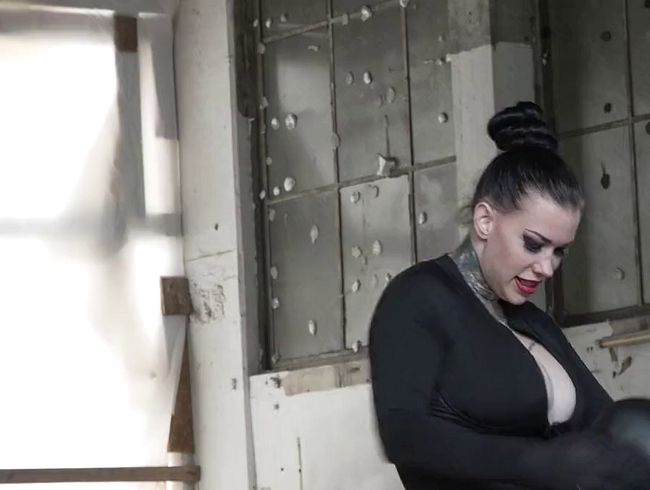 Download: MissAlessaMilano - Petplay muss mein dildo blowjob