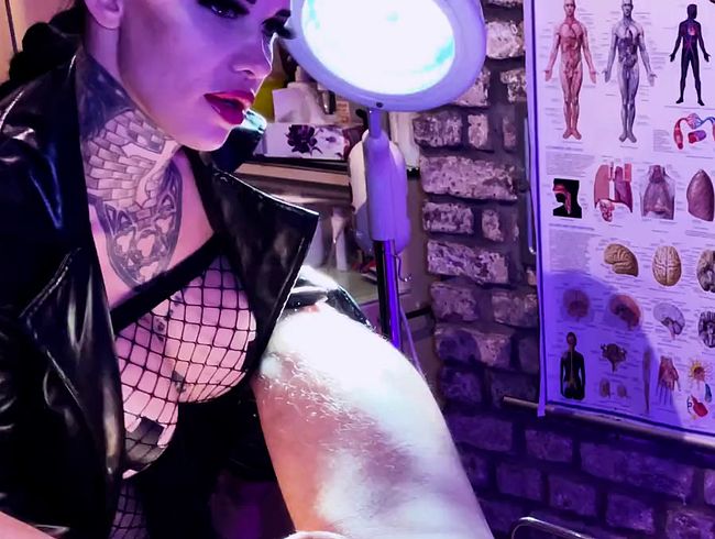 Download: MissAlessaMilano - Matrix Femdom macht Arschschlampe fertig