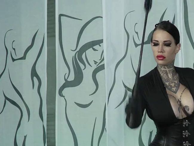 Download: MissAlessaMilano - Arsch werden durch Gerte rot