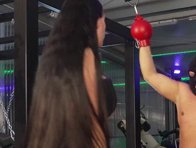 Download: MissAlessaMilano - Ballbusting mit Freundin