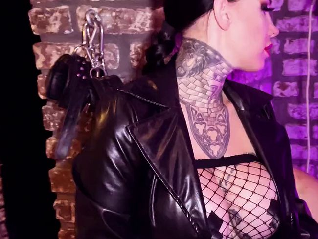 Download: MissAlessaMilano - Sklave bekommt pump Analschwanz