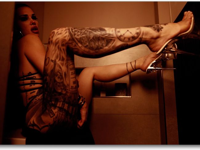 Download: MissAlessaMilano - Dildo Solo in Toilette (ohne Ton)