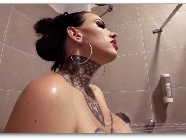 Download: MissAlessaMilano - 2 Fach Didlo in der Dusche