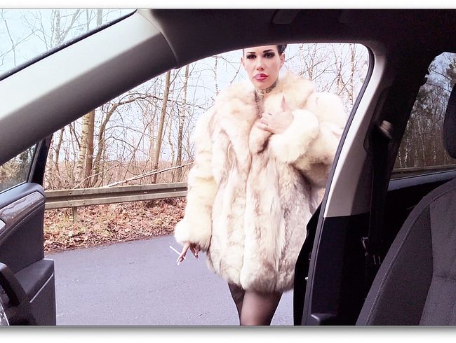 Download: MissAlessaMilano - Pelz mit rauchen auf der Parkplatz