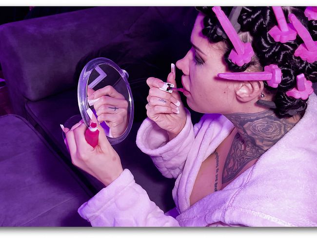 Download: MissAlessaMilano - Sexy Raucher mit Pyjama Party