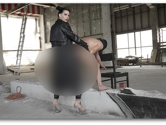 Download: MissAlessaMilano - Anal strapon mit lange Leder Mantel