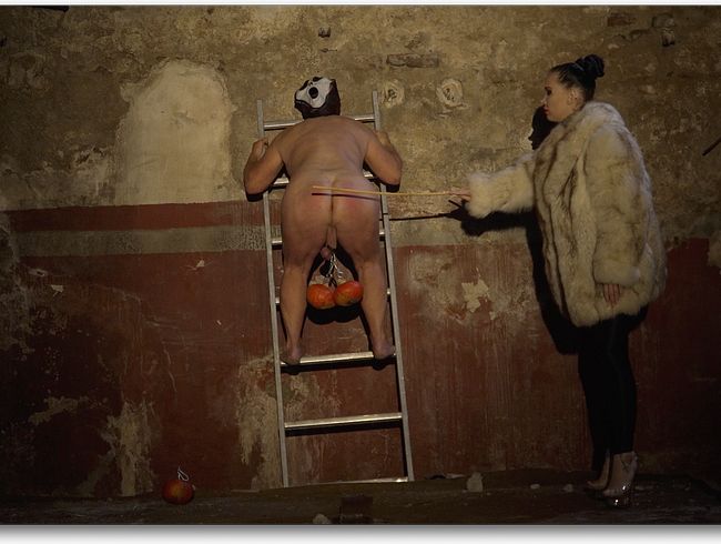 Download: MissAlessaMilano - Peitsche und CBT auf Leiter