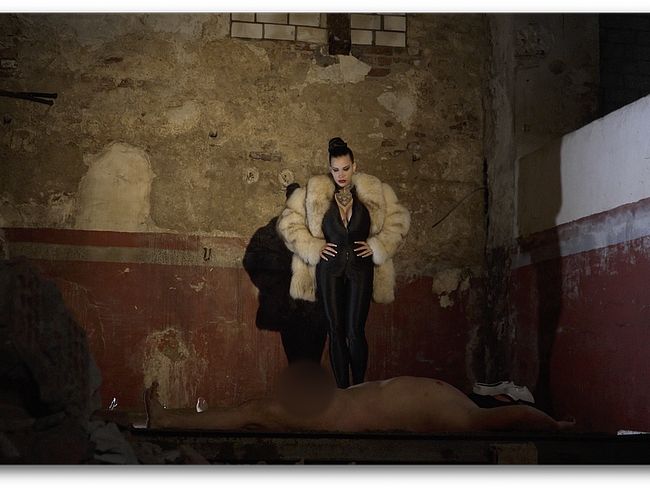 Download: MissAlessaMilano - Halloween Toilette Fetisch