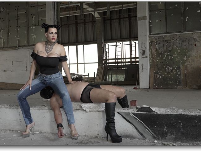 Download: MissAlessaMilano - Jeans Toilette Facesitting Fetisch