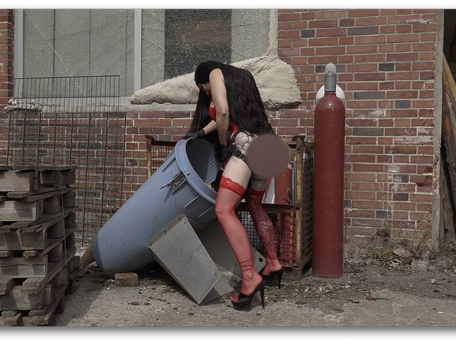 Download: MissAlessaMilano - Sklave in Müll und bläst mein strapon