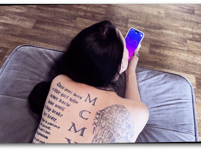 Download: MissAlessaMilano - Tattoo-Babe nimmt ihn tief POV, vibrierend & wild