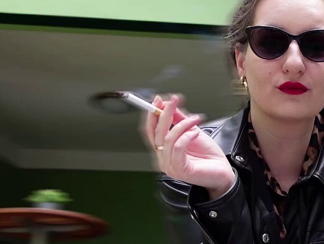 Download: MissCatDeluxe - Die Kaiserin raucht alleine -Zusehen ist Gnade genug