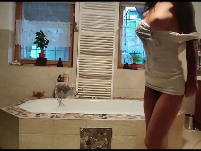 Download: MissLilithD - Bumsen in der Wanne bis das Sperma auf die Titten spritzt.