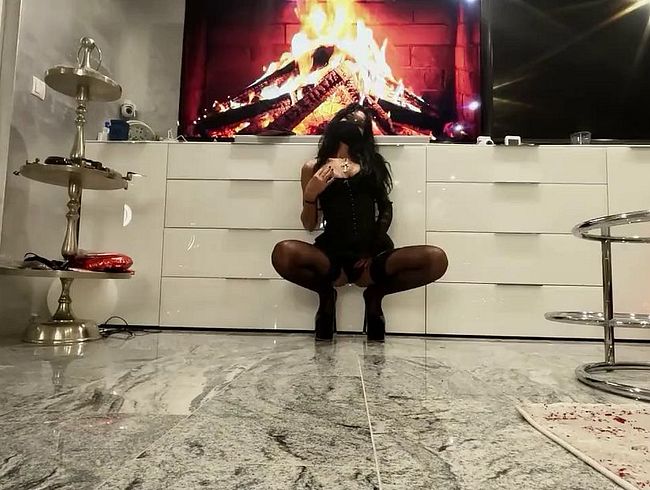 Download: MissLilithD - Geil spiele ich und spritze den Sessel voll.