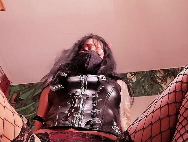 Download: MissLilithD - Geil versaut im Keller. 22 Minuten!!!