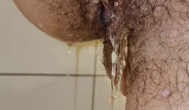 Download: MissNaturPur - Feuchte Muschi pisst beim duschen