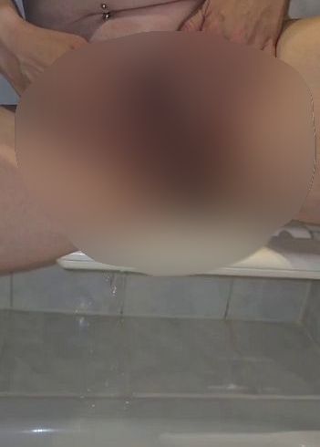 Download: MissNaturPur - Entspanntes pissen in der Dusche aus 2 Perspektiven und fingern ;-)