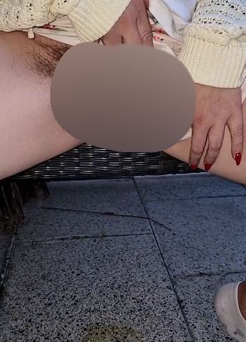Download: MissNaturPur - Pipi auf dem Balkon!