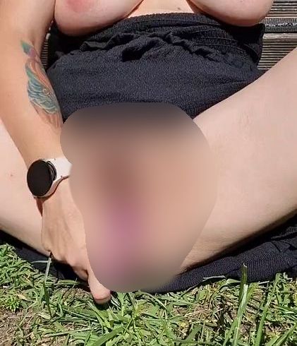 Download: MissNaturPur - Im Grünen befriedigt