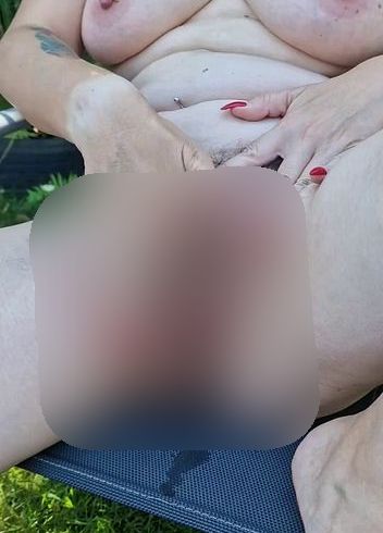 Download: MissNaturPur - Kurz angepisst und dann gefingert