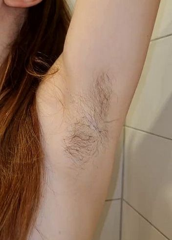 Download: MissNaturPur - Schöner haariger körper beim pinkeln