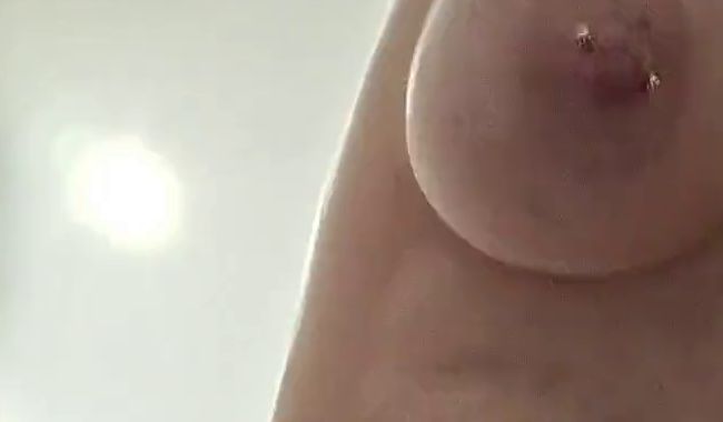 Download: MissNaturPur - Duschen, pissen und kurz durchgefickt