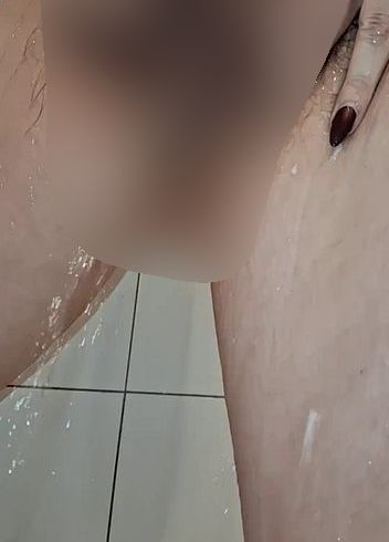 Download: MissNaturPur - Duschen, pissen und kurz durchgefickt