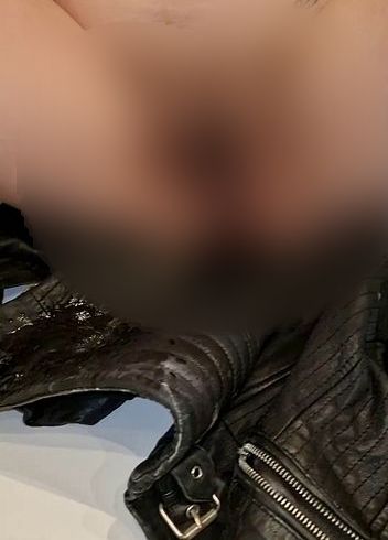 Download: MissNaturPur - Mit ein wenig Leder an... pisst es sich sehr geil