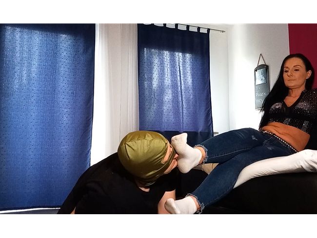 Download: Misstress-Luciana - Schnüffel mir an meinen schwitzigen Socken